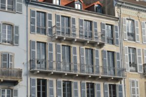 01_PAU_6-rue-Henri-Faisans_FACADE_DSC_1811-urban-premium