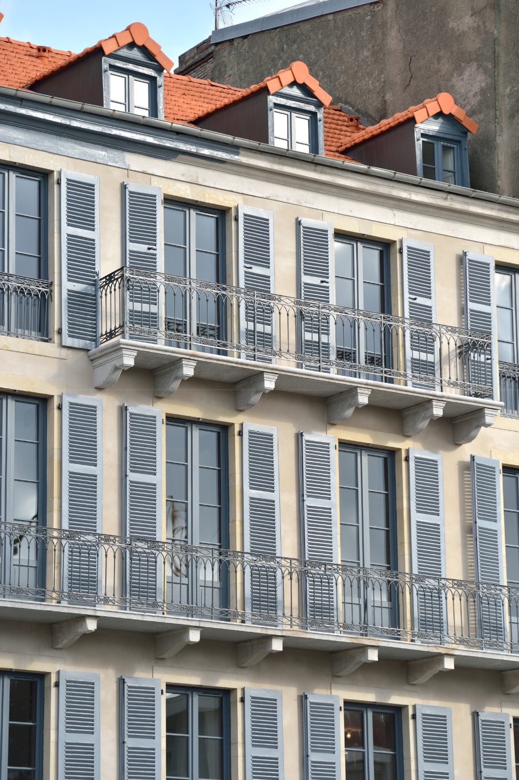 01_PAU_6-rue-Henri-Faisans_FACADE_DSC_1812-urban-premium