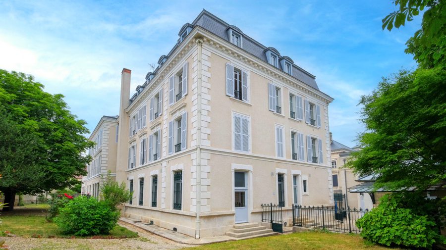 1-AUXERRE_1-rue-de-la-banque-900x505