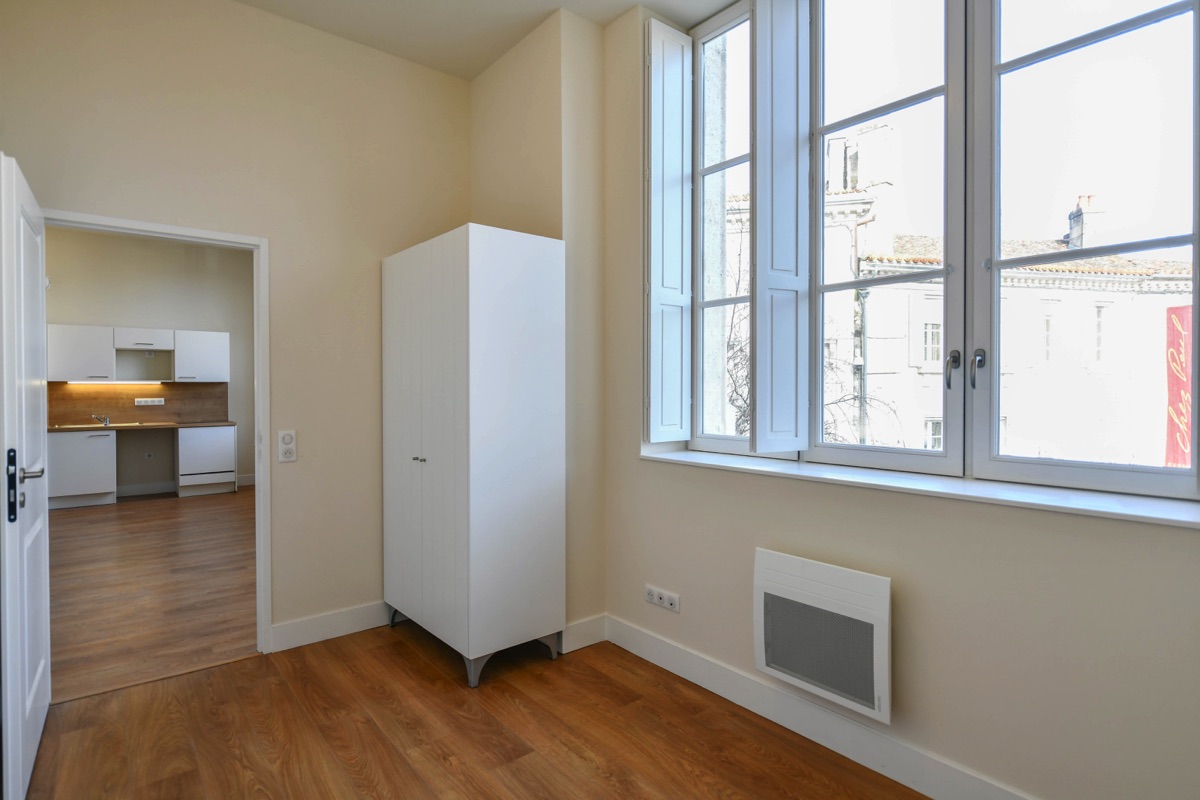 10_ANGOULEME_Place-Francis-Louvel_CHAMBRE_DSC_8047