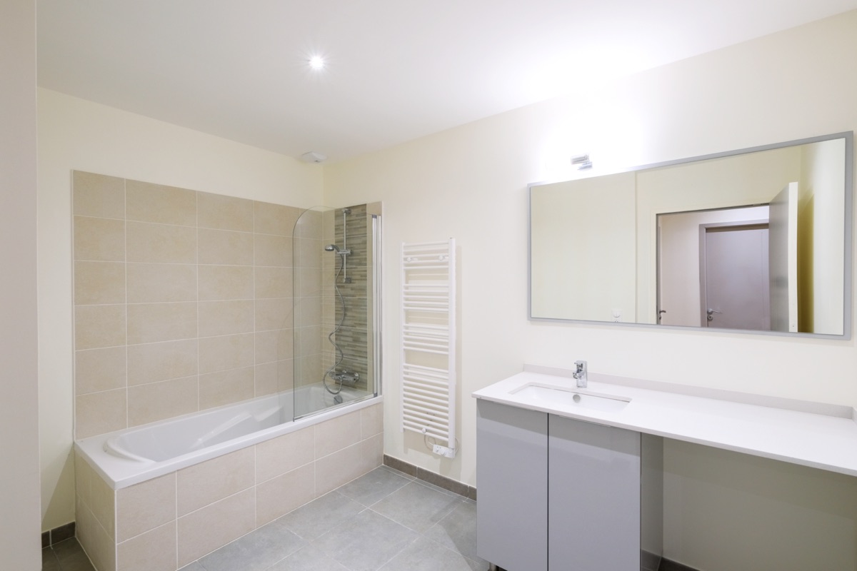 10_CAEN_14-16-rue-des-Jacobins_SDB_DSCF2725