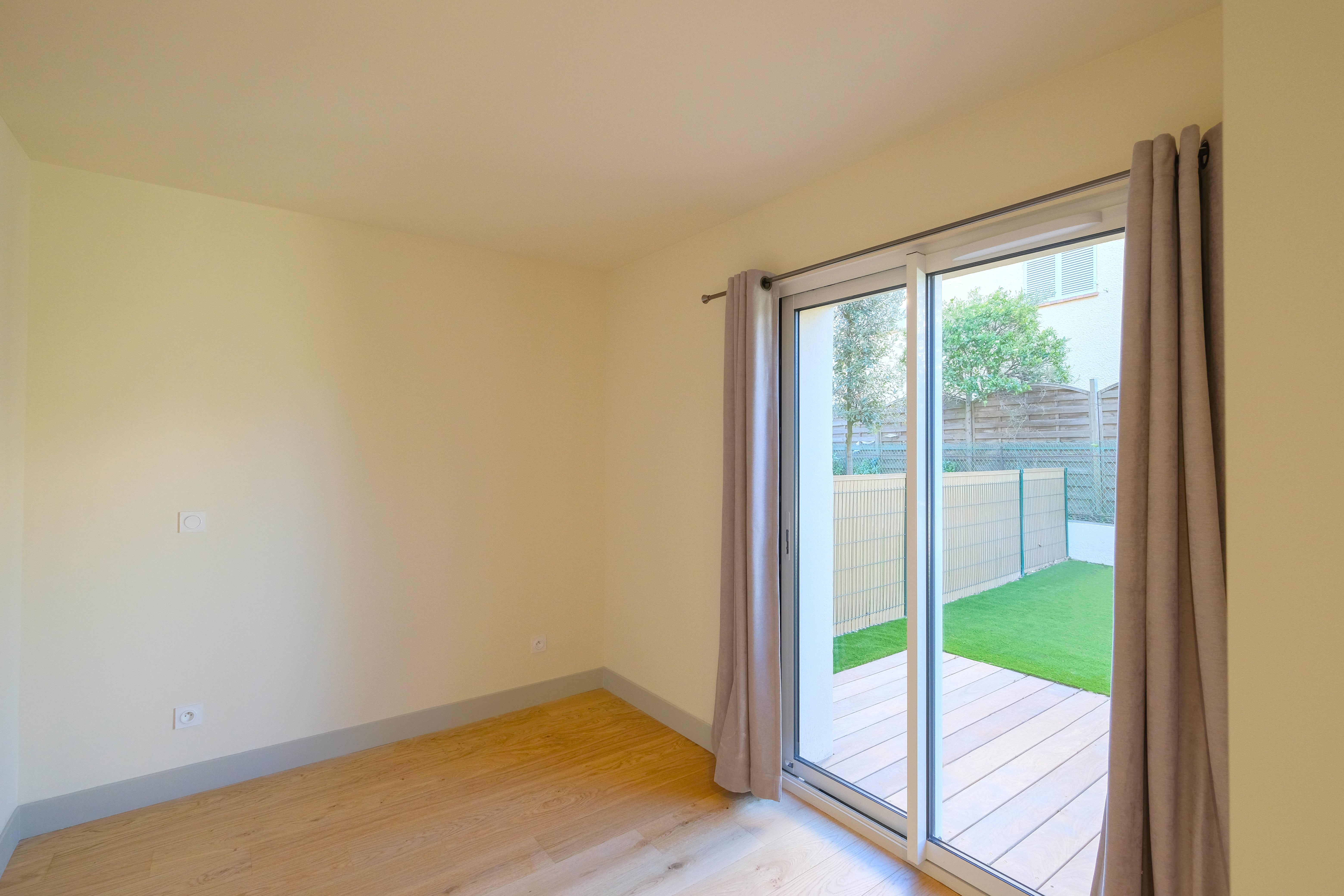 06_SAINT-RAPHAEL_Avenue du Clocher de Fréjus_CHAMBRE_DSCF0340-min