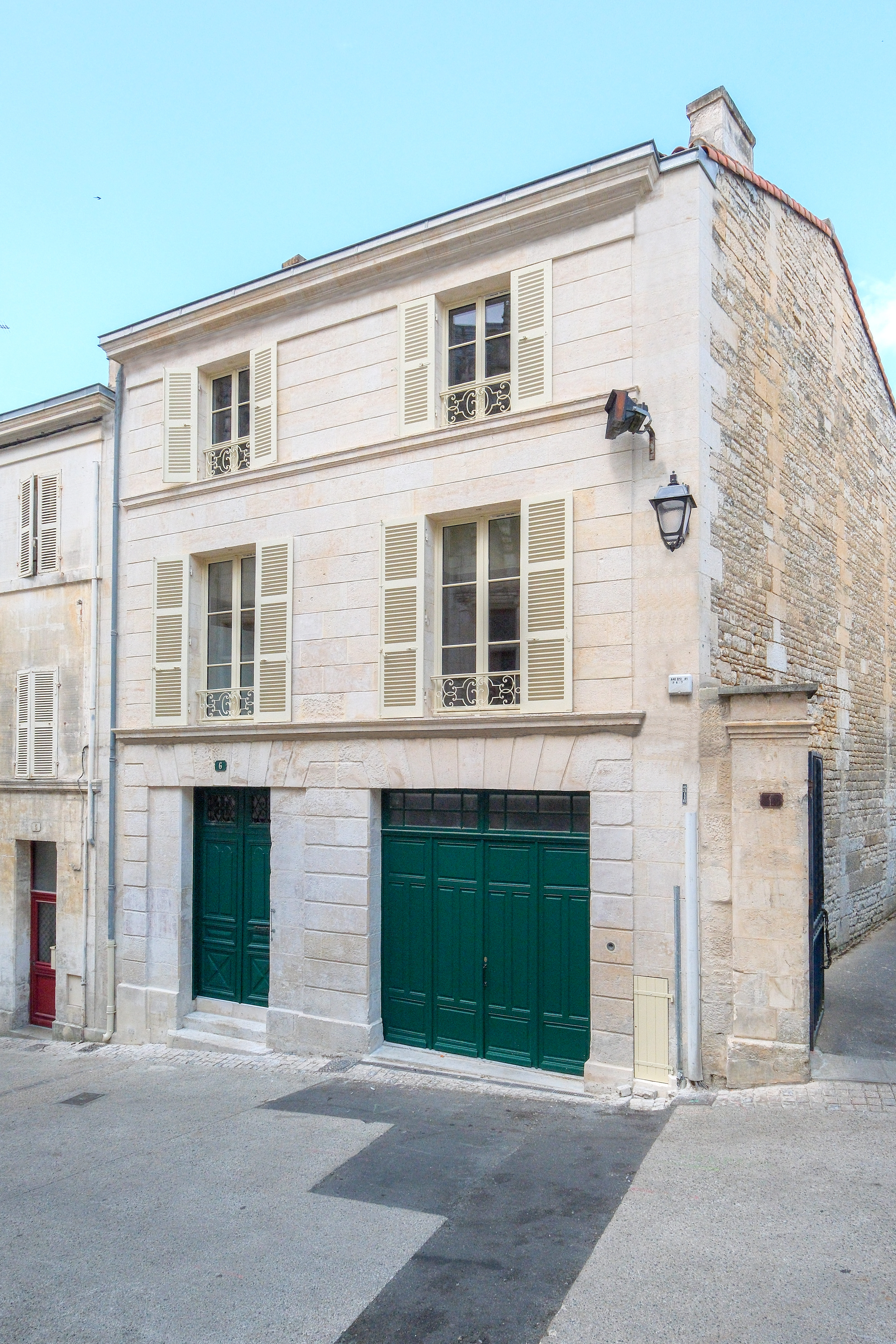 01_NIORT_6, place du Pilori_FACADE_HOTA0259