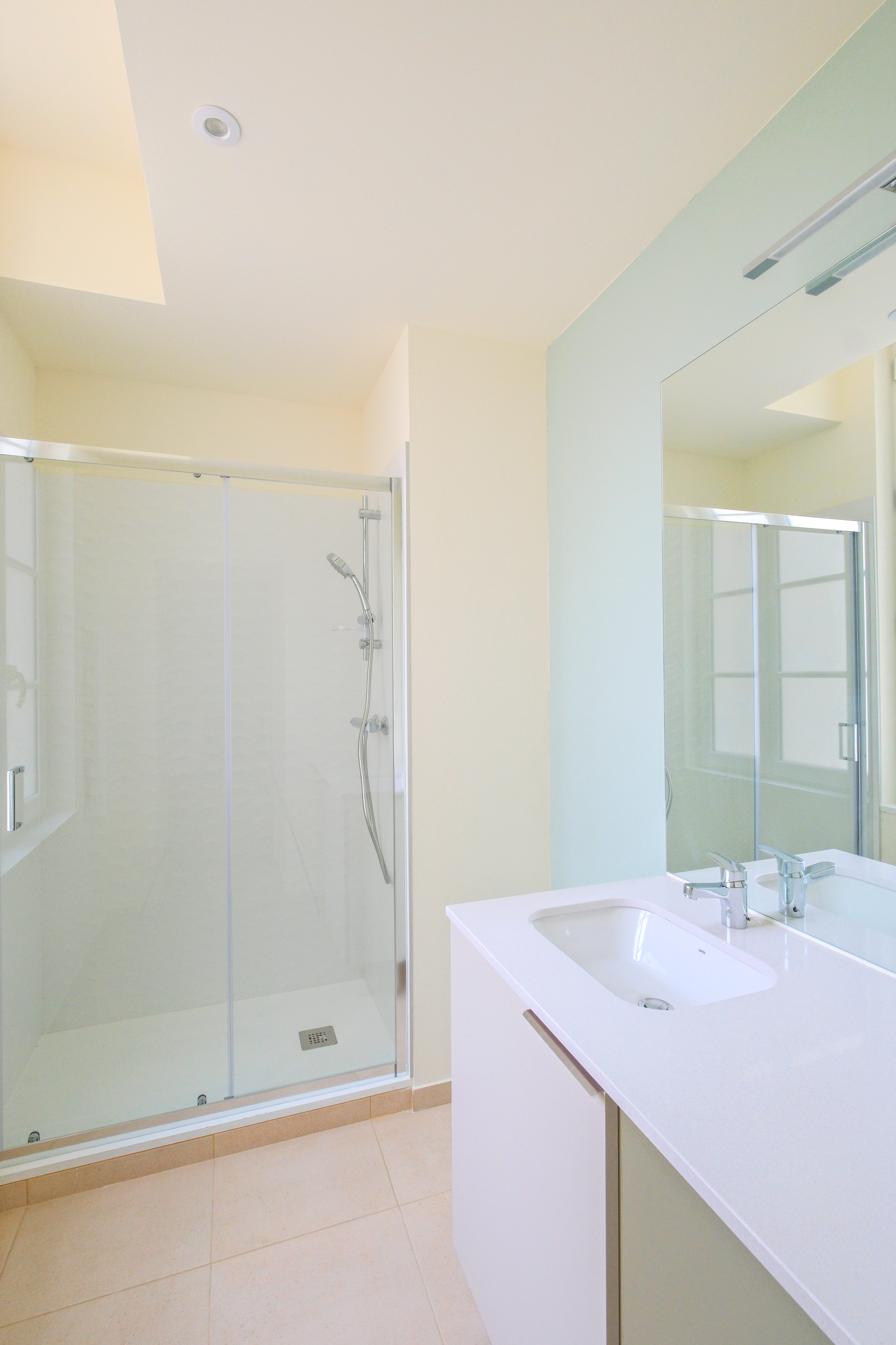 07_NIORT_6, place du Pilori_SDB_HOTA0118